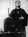 Aleister Crowley en atuendo ceremonial